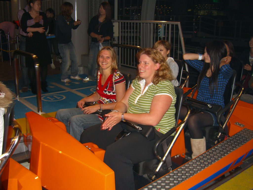 Nynke en Roelfina in de achtbaan Tokyo