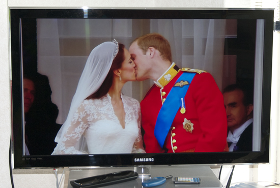 William & Kate - wedding kiss